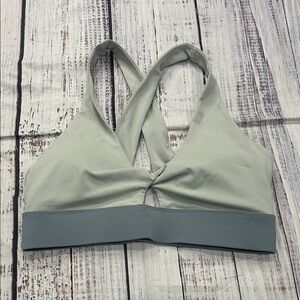Fabletics Women's Oasis Twist Sports Bra Rain Cloud Mineral Grey Size M